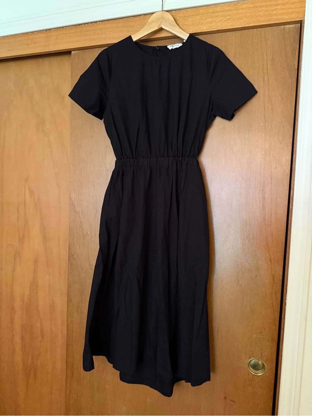 Classic Black Short-Sleeve Midi Dress with Elastic Waist and Open Back Panel